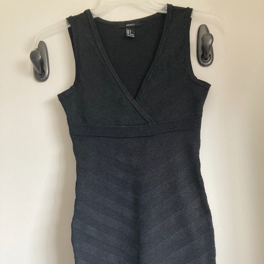 black bodycon dress